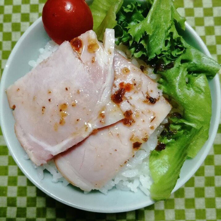 お好みのサラダ、お好みのドレッシングでハムご飯